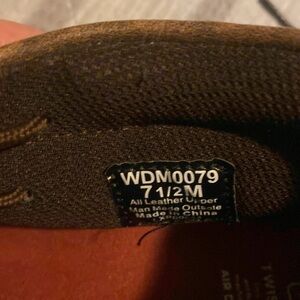 Like new twisted x boots. Worn 1 time. Leather with design.